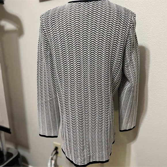 Exclusively Misook Black/White Chevron zip up Jacket - Picture 5 of 7